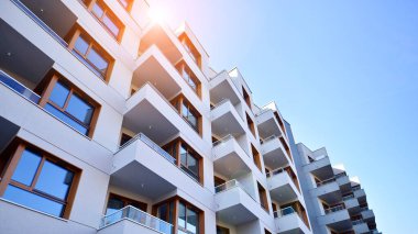 Kentsel konut binasının modern mimarisi. Apartmanın dış tarafı, apartman cephesi..