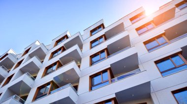 Kentsel konut binasının modern mimarisi. Apartmanın dış tarafı, apartman cephesi..