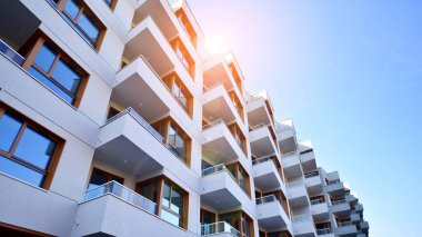 Kentsel konut binasının modern mimarisi. Apartmanın dış tarafı, apartman cephesi..