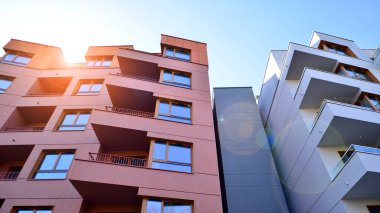 Kentsel konut binasının modern mimarisi. Apartmanın dış tarafı, apartman cephesi..