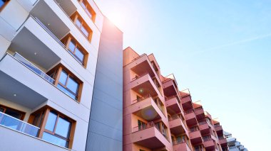 Kentsel konut binasının modern mimarisi. Apartmanın dış tarafı, apartman cephesi..