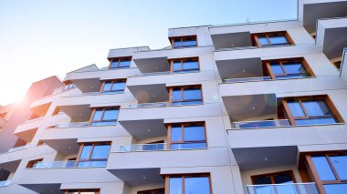 Kentsel konut binasının modern mimarisi. Apartmanın dış tarafı, apartman cephesi..