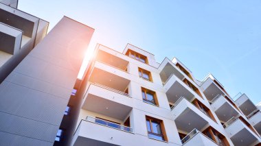 Kentsel konut binasının modern mimarisi. Apartmanın dış tarafı, apartman cephesi..