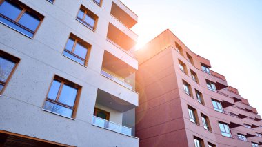 Kentsel konut binasının modern mimarisi. Apartmanın dış tarafı, apartman cephesi..