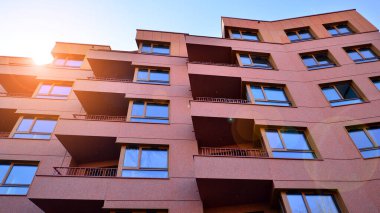 Kentsel konut binasının modern mimarisi. Apartmanın dış tarafı, apartman cephesi..