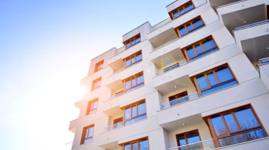 Kentsel konut binasının modern mimarisi. Apartmanın dış tarafı, apartman cephesi..