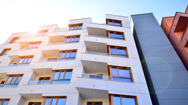 Kentsel konut binasının modern mimarisi. Apartmanın dış tarafı, apartman cephesi..