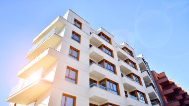 Kentsel konut binasının modern mimarisi. Apartmanın dış tarafı, apartman cephesi..