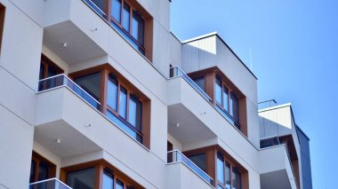 Kentsel konut binasının modern mimarisi. Apartmanın dış tarafı, apartman cephesi..