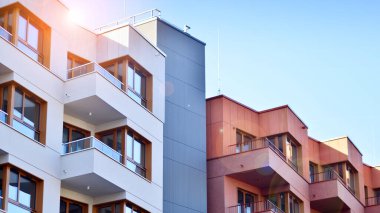 Kentsel konut binasının modern mimarisi. Apartmanın dış tarafı, apartman cephesi..