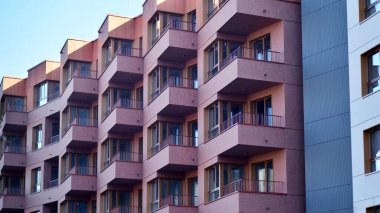 Kentsel konut binasının modern mimarisi. Apartmanın dış tarafı, apartman cephesi..