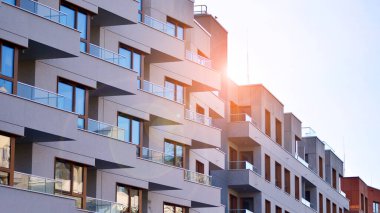 Kentsel konut binasının modern mimarisi. Apartmanın dış tarafı, apartman cephesi..