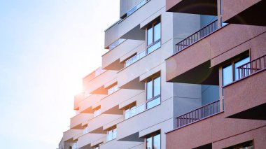 Kentsel konut binasının modern mimarisi. Apartmanın dış tarafı, apartman cephesi..