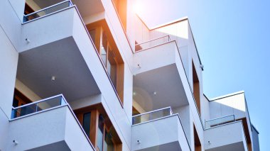 Kentsel konut binasının modern mimarisi. Apartmanın dış tarafı, apartman cephesi..