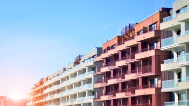 Kentsel konut binasının modern mimarisi. Apartmanın dış tarafı, apartman cephesi..