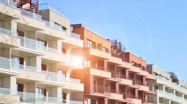 Kentsel konut binasının modern mimarisi. Apartmanın dış tarafı, apartman cephesi..