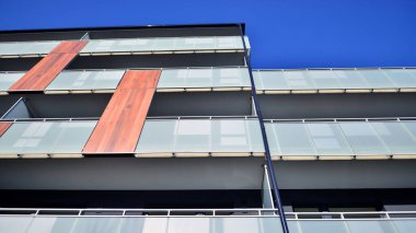 Kentsel konut binasının modern mimarisi. Apartmanın dış tarafı, apartman cephesi..