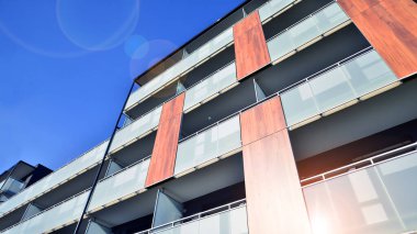 Kentsel konut binasının modern mimarisi. Apartmanın dış tarafı, apartman cephesi..