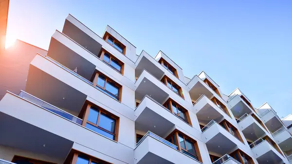Kentsel konut binasının modern mimarisi. Apartmanın dış tarafı, apartman cephesi..