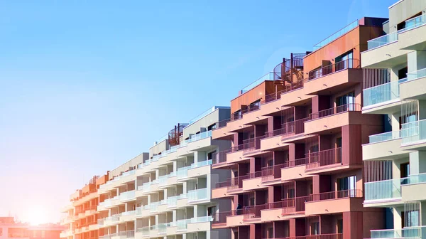 Kentsel konut binasının modern mimarisi. Apartmanın dış tarafı, apartman cephesi..