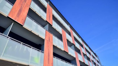 Kentsel konut binasının modern mimarisi. Apartmanın dış tarafı, apartman cephesi..