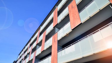 Kentsel konut binasının modern mimarisi. Apartmanın dış tarafı, apartman cephesi..