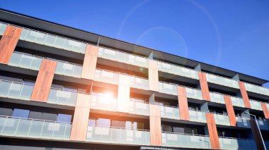 Kentsel konut binasının modern mimarisi. Apartmanın dış tarafı, apartman cephesi..