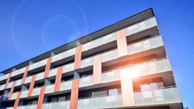 Kentsel konut binasının modern mimarisi. Apartmanın dış tarafı, apartman cephesi..