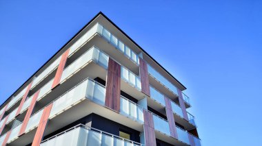 Kentsel konut binasının modern mimarisi. Apartmanın dış tarafı, apartman cephesi..