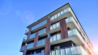 Kentsel konut binasının modern mimarisi. Apartmanın dış tarafı, apartman cephesi..