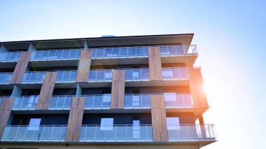 Kentsel konut binasının modern mimarisi. Apartmanın dış tarafı, apartman cephesi..