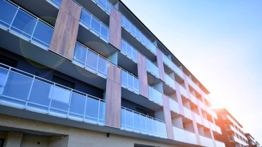 Kentsel konut binasının modern mimarisi. Apartmanın dış tarafı, apartman cephesi..