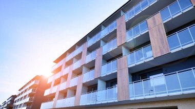 Kentsel konut binasının modern mimarisi. Apartmanın dış tarafı, apartman cephesi..