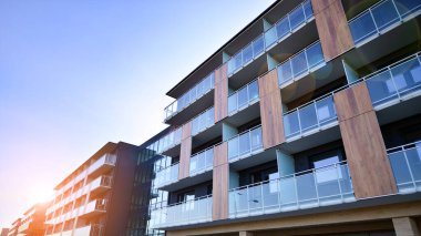 Kentsel konut binasının modern mimarisi. Apartmanın dış tarafı, apartman cephesi..