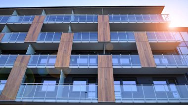 Kentsel konut binasının modern mimarisi. Apartmanın dış tarafı, apartman cephesi..