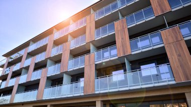 Kentsel konut binasının modern mimarisi. Apartmanın dış tarafı, apartman cephesi..