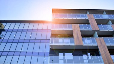 Kentsel konut binasının modern mimarisi. Apartmanın dış tarafı, apartman cephesi..