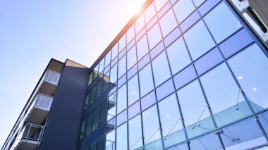 Kentsel konut binasının modern mimarisi. Apartmanın dış tarafı, apartman cephesi..