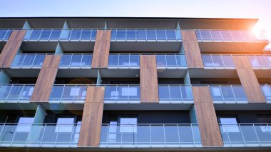 Kentsel konut binasının modern mimarisi. Apartmanın dış tarafı, apartman cephesi..