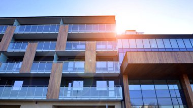 Kentsel konut binasının modern mimarisi. Apartmanın dış tarafı, apartman cephesi..