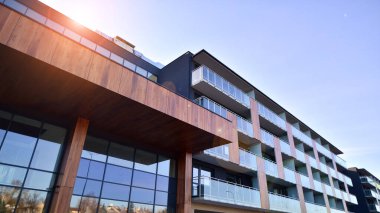Kentsel konut binasının modern mimarisi. Apartmanın dış tarafı, apartman cephesi..