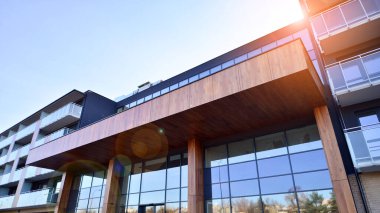 Kentsel konut binasının modern mimarisi. Apartmanın dış tarafı, apartman cephesi..