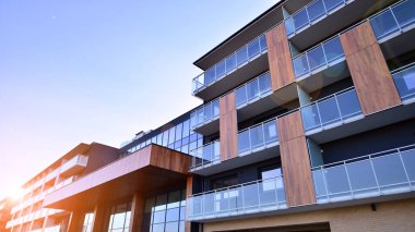 Kentsel konut binasının modern mimarisi. Apartmanın dış tarafı, apartman cephesi..