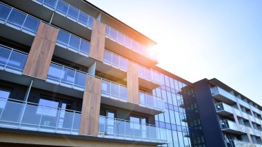 Kentsel konut binasının modern mimarisi. Apartmanın dış tarafı, apartman cephesi..