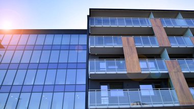 Kentsel konut binasının modern mimarisi. Apartmanın dış tarafı, apartman cephesi..