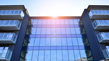 Kentsel konut binasının modern mimarisi. Apartmanın dış tarafı, apartman cephesi..