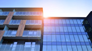 Kentsel konut binasının modern mimarisi. Apartmanın dış tarafı, apartman cephesi..