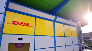 Varşova, Polonya. 16 Şubat 2024. DHL 'i imzala. Şirket tabelası DHL. DHL paket dolabı. 
