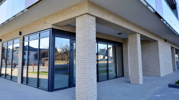 Yeni ticari binaların panoramik pencereleri. Kira için geliştirme standardında ticari mülkiyet.