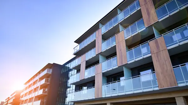 Kentsel konut binasının modern mimarisi. Apartmanın dış tarafı, apartman cephesi..